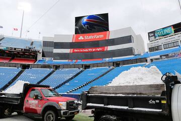 ORCHARD PARK, NY - DECEMBER 10: Dump trucks haul snow off of the field before a game between the Indianapolis Colts and Buffalo Bills on December 10, 2017 at New Era Field in Orchard Park, New York. Brett Carlsen/Getty Images/AFP  == FOR NEWSPAPERS, INTER