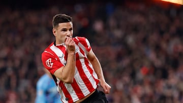 BILBAO, 04/2/2024.- El delantero del Athletic Club Gorka Guruzeta celebra su gol, segundo del equipo vasco, durante el partido de la jornada 19 de LaLiga que Athletic Club de Bilbao y Real Madrid disputan este miércoles en el estadio de San Mamés, en Bilbao. EFE/Miguel Tona