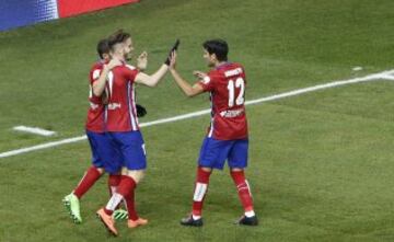 Los jugadores celebran el 2-0 de Saúl. 


 