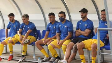 Jugadores del Extremadura UD en el banquillo.