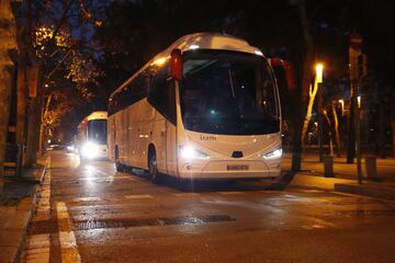 Llegada sin incidentes al estadio de los autobuses del Barcelona y el Real Madrid.