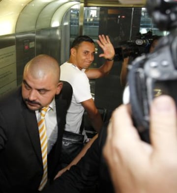Llegada de Keylor Navas al aeropuerto de Madrid.