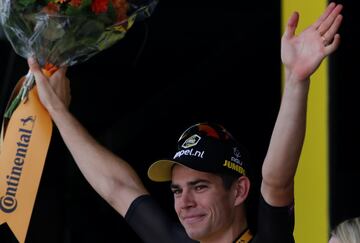 Van Aert triunfó al esprint en Albi ante Viviani. 