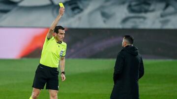 Diego Martínez vio la amarilla por pedir penalti de Casemiro a Yangel Herrera.