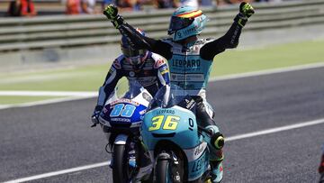 GRA046. MONTMELÓ (BARCELONA), 11/06/2017.- El piloto español Joan Mir (c), del equipo Leopard Racing, celebra su victoria en la carrera de Moto3 del Gran Premio de Cataluña de Motociclismo que se disputa en el circuito de Montmeló. EFE/Alejandro García