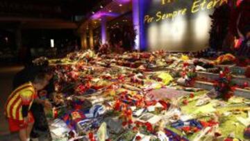 ALUD DE FLORES. El Camp Nou se llen&oacute; de flores y de gente de todos los equipos que quiso dar el p&eacute;same a Vilanova en un sobrecogedor ambiente de duelo.
 