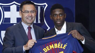 GRA203. BARCELONA, 28/08/2017.- El nuevo fichaje del FC Barcelona, el francés Ousmane Dembélé (d), muestra hoy con el presidente del FC Barcelona, Josep Maria Bartomeu (i) la camiseta que llevará como jugador del equipo azulgrana. EFE/ Andreu Dalmau