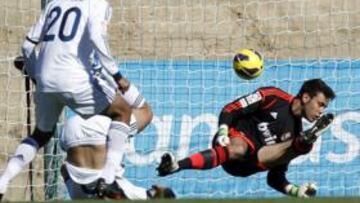 <b>A BOCAJARRO. </b>Mejías no puede detener el cabezazo desde el área pequeña de Carmona que supuso el primer gol del Sporting.