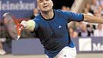 Raqueta en la bola, resto ganador: Agassi.