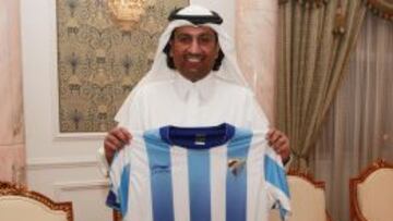 El jeque, en su residencia con una camiseta del Málaga.