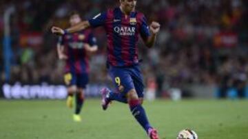 TOPSHOTS
Barcelona's Uruguayan forward Luis Suarez plays during the 49th Joan Gamper Trophy football match FC Barcelona vs Leon Club at the Camp Nou stadium in Barcelona on August 18, 2014. AFP PHOTO / JOSEP LAGO