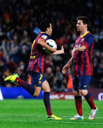 Pedro Rodriguez y Messi después de marcar el gol 2-1 para el Barcelona.