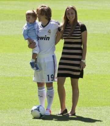 Presentación de Modric como jugador del Real Madrid junto a su esposa e hijo en 2012