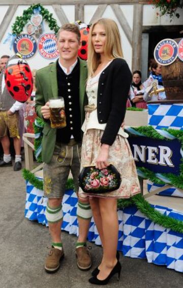 Bastian Schweinsteiger posa con su novia Sarah Brander.