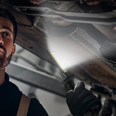 Esta es la linterna led recargable que sí o sí debe estar en tu coche