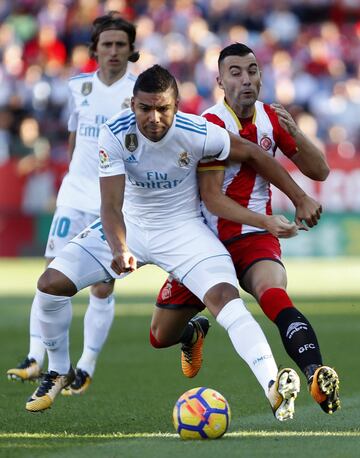 El centrocampista del Girona Borja Garcia pelea un balón con el centrocampista brasileño del Real Madrid Carlos Casemiro