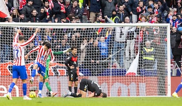 El defensa palmesano se lamenta gritando contra el suelo.