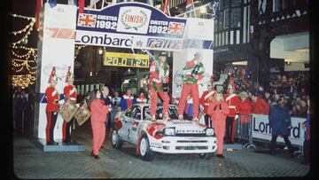 Carlos Sainz celebrando su t&iacute;tulo de campe&oacute;n del mundo en 1992.