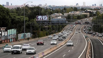 GRAF4212. MADRID, 02/10/2020.- Movimiento en la salida de Madrid por la autopista A-6 este viernes. A partir de las 22:00 horas de hoy se cumple el plazo de 48 horas para que Madrid aplique las restricciones de movilidad, aunque de facto se har&aacute;n e