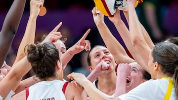 Las jugadoras de la Selección celebran la victoria en cuartos del Eurobasket 2025 ante la República Checa.