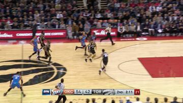 Puro Westbrook: pase desde la media cancha y por debajo de las piernas del rival