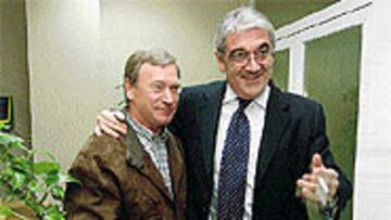 <b>DE BUENA GANA</B>. Javier Clemente y Dani Sánchez Llibre entraron ayer juntos en las oficinas de Montjuïc. Ambos lo hicieron con muy buen humor.