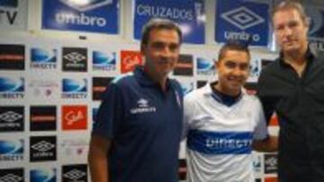 Rodrigo Astudillo, Jeisson Vargas y José María Buljubasich posan en la ceremonía en San Carlos.