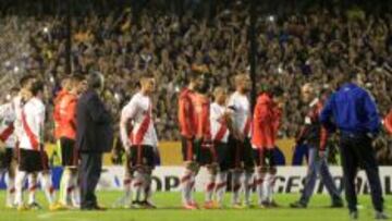 BOCHORNO. Los jugadores de River, tras ser atacados con gas pimienta.