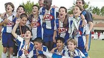 <b>CAMPEONES.</b> Los chavales del Espanyol posan con el trofeo.