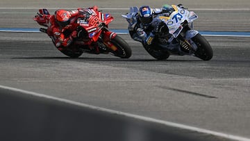 Marc rueda por detrás de Álex Márquez con la Ducati durante el GP de Tailandia de MotoGP.