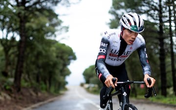 La concentracin en los entrenos es mxima y Juan, en el 95% de los casos, sale a entrenar en solitario. Residente en Andorra, donde estn una gran cantidad de ciclistas del pelotn, naci en Barcelona, pas varios a?os de su infancia en Atlanta, una breve etapa en Madrid al regresar para, de manera definitiva, mudarse con su familia a Jvea. Me considero valenciano, dijo a este medio.