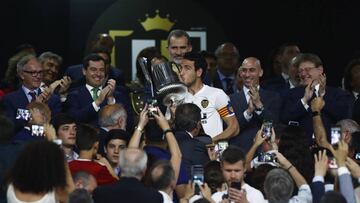 Parejo, capit&aacute;n del Valencia, recibiendo la Copa del Rey en Sevilla. 