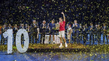 El tenista suizo Roger Federer celebra su victoria en el Torneo de Basilea 2019, su d&eacute;cimo t&iacute;tulo en el torneo.