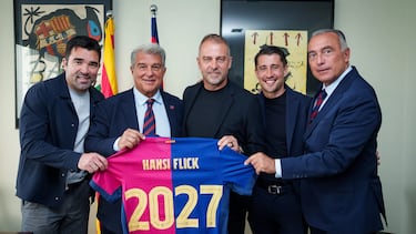 Flick junto a los máximos responsables deportivos del Barcelona. Laporta, Yuste, Deco y Bojan