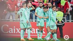 Los jugadores del Granada celebran el primer tanto en Anduva.