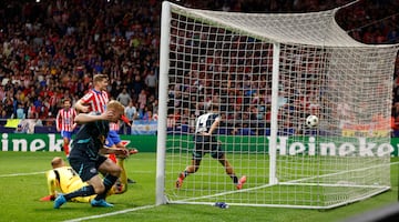 Momento en el que el balón atravesó la línea de gol y el Atleti comenzó a mandar en el marcador.