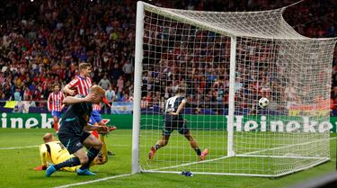 Momento en el que el balón atravesó la línea de gol y el Atleti comenzó a mandar en el marcador.