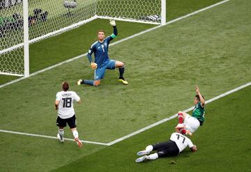 Lozano, extremo izquierdo de Mxico, tuvo la primera ocasin clara del partido, pero Boateng se interpuso para evitar que le primer gol subiera al marcador. 