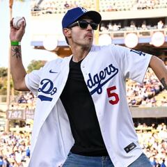 Así fue el lanzamiento de Mikey Way, bajista de My Chemical Romance, en el Dodgers Stadium