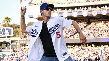 Mikey Way lanza un primer lanzamiento ceremonial antes del juego entre los Padres de San Diego y los Dodgers de Los Ángeles en el Dodger Stadium.