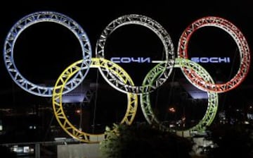 Sochi ciudad Rusa que albergará los Juegos Olimpicos de Invierno en 2014. Los anillos olímpicos ya pueden verse desde el aeropuerto de Sochi.