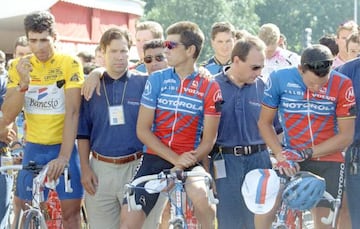 El pelotón, con Indurain y Armstrong, en la etapa neutralizada el día posterior al fallecimiento.