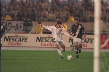 En la final de la Copa Intercontinental de 1998, el Real Madrid se enfrenta al Vasco de Gama. El partido terminó con un 2-1 en el marcador, ya en un sólo enfrentamiento en el Estadio Olímpico Nacional de Tokio.