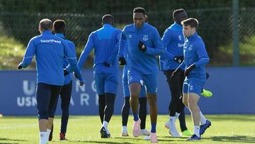 Yerry Mina durante un entrenamiento con el Everton