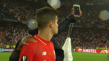 En su etapa con Liverpool, un aficionado entró al campo y le pidió una foto. Coutinho salía visiblemente molesto, pero tuvo el gesto de posar para la cámara.