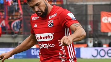 MEDELLIN - COLOMBIA, 30-04-2022: Andres Cadavid del Medellín disputa el balón con Andres Andrade de Nacional durante partido entre Deportivo Independiente Medellín y Atlético Nacional por la fecha 18 como parte de la Liga BetPlay DIMAYOR I 2022 jugado en el estadio Polideportivo Sur de la ciudad de Medellín. / Andres Cadavid of Medellin vies for the ball with Andres Andrade of Nacional during atch for the date 18 between Deportivo Independiente Medellin and Atletico Nacional as a part BetPlay DIMAYOR League I 2022 played at Polideportivo Sur stadium in Medellin city. Photo: VizzorImage / Luis Benavides / Cont