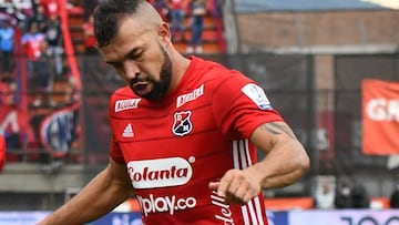 MEDELLIN - COLOMBIA, 30-04-2022: Andres Cadavid del Medellín disputa el balón con Andres Andrade de Nacional durante partido entre Deportivo Independiente Medellín y Atlético Nacional por la fecha 18 como parte de la Liga BetPlay DIMAYOR I 2022 jugado en el estadio Polideportivo Sur de la ciudad de Medellín. / Andres Cadavid of Medellin vies for the ball with Andres Andrade of Nacional during atch for the date 18 between Deportivo Independiente Medellin and Atletico Nacional as a part BetPlay DIMAYOR League I 2022 played at Polideportivo Sur stadium in Medellin city. Photo: VizzorImage / Luis Benavides / Cont