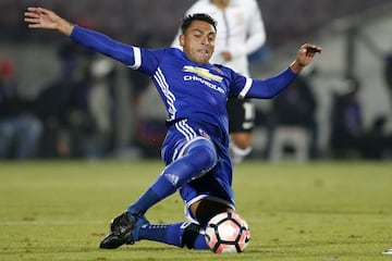 El zaguero de la Roja nació en Huachipato y brilló en Colo Colo. Sin embargo, en su retorno al país fichó en Universidad de Chile. 