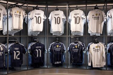 Tienda del Bernabéu con las camisetas de Mbappé.