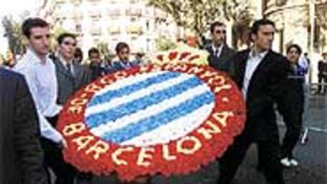 <B>LA MÁS GRANDE DE TODAS</B>. La corona de flores del Espanyol fue la más grande de todas las que desfilaron por la Ronda Sant Pere.